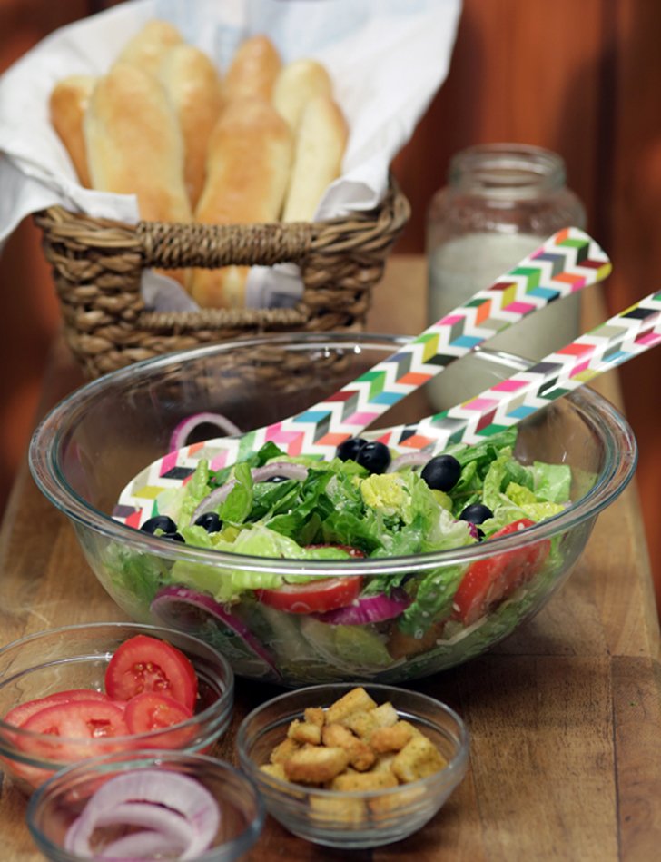 Olive-Garden-Salad-Breadsticks
