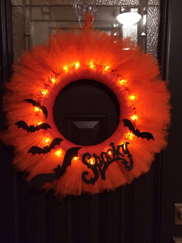 glowing-halloween-tulle-wreath