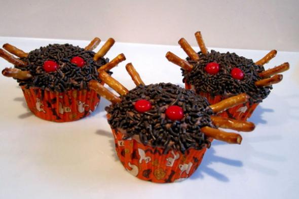 easy-halloween-cupcakes-spiders