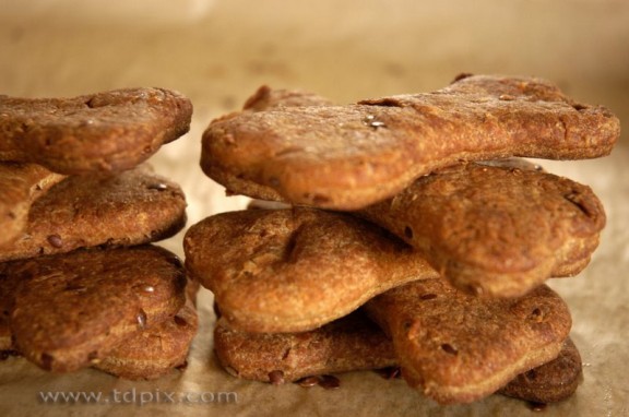 homemade-dog-biscuit-recipe-11-576x382