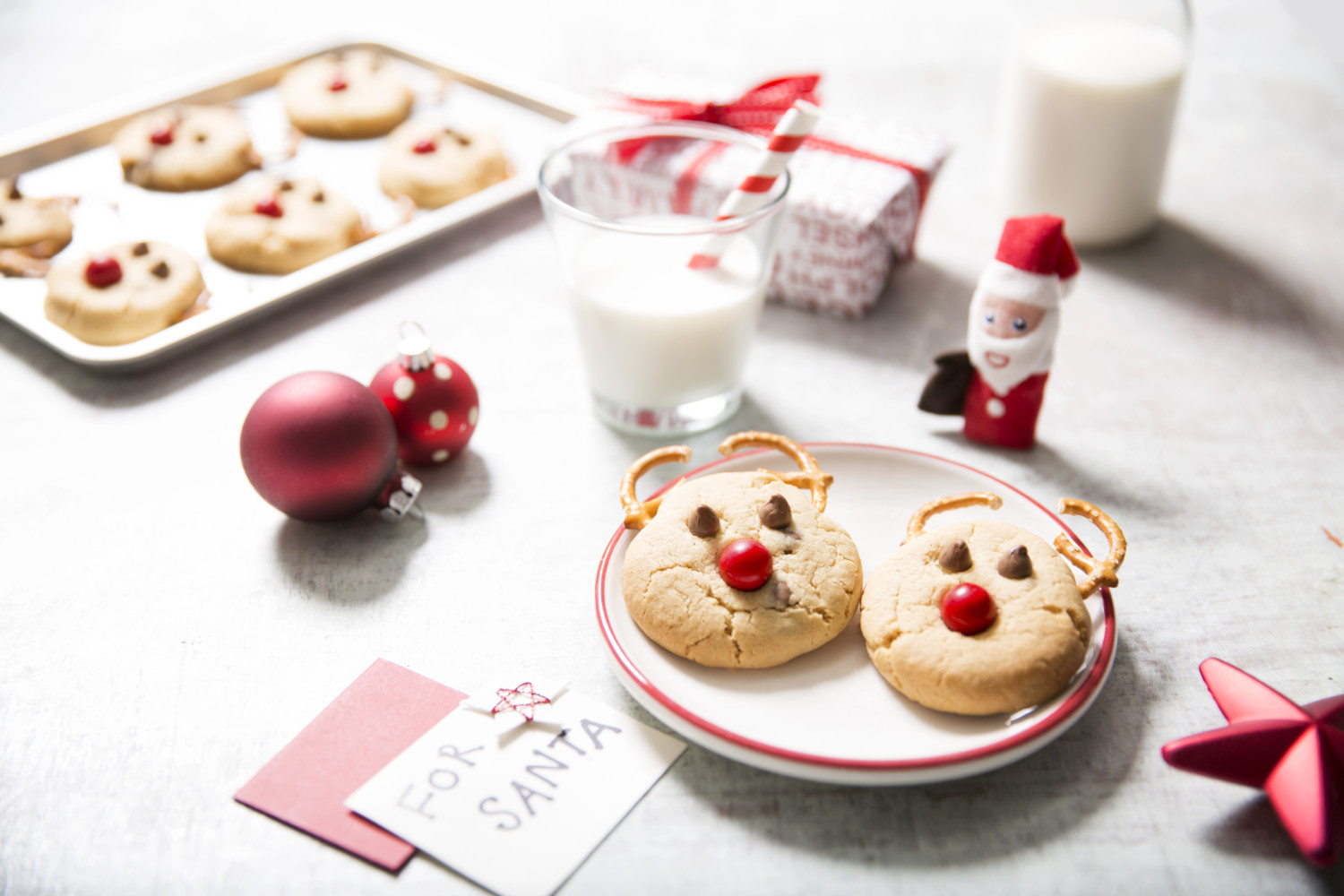 Rudolph reindeer holiday cookie recipe using pretzels for antlers