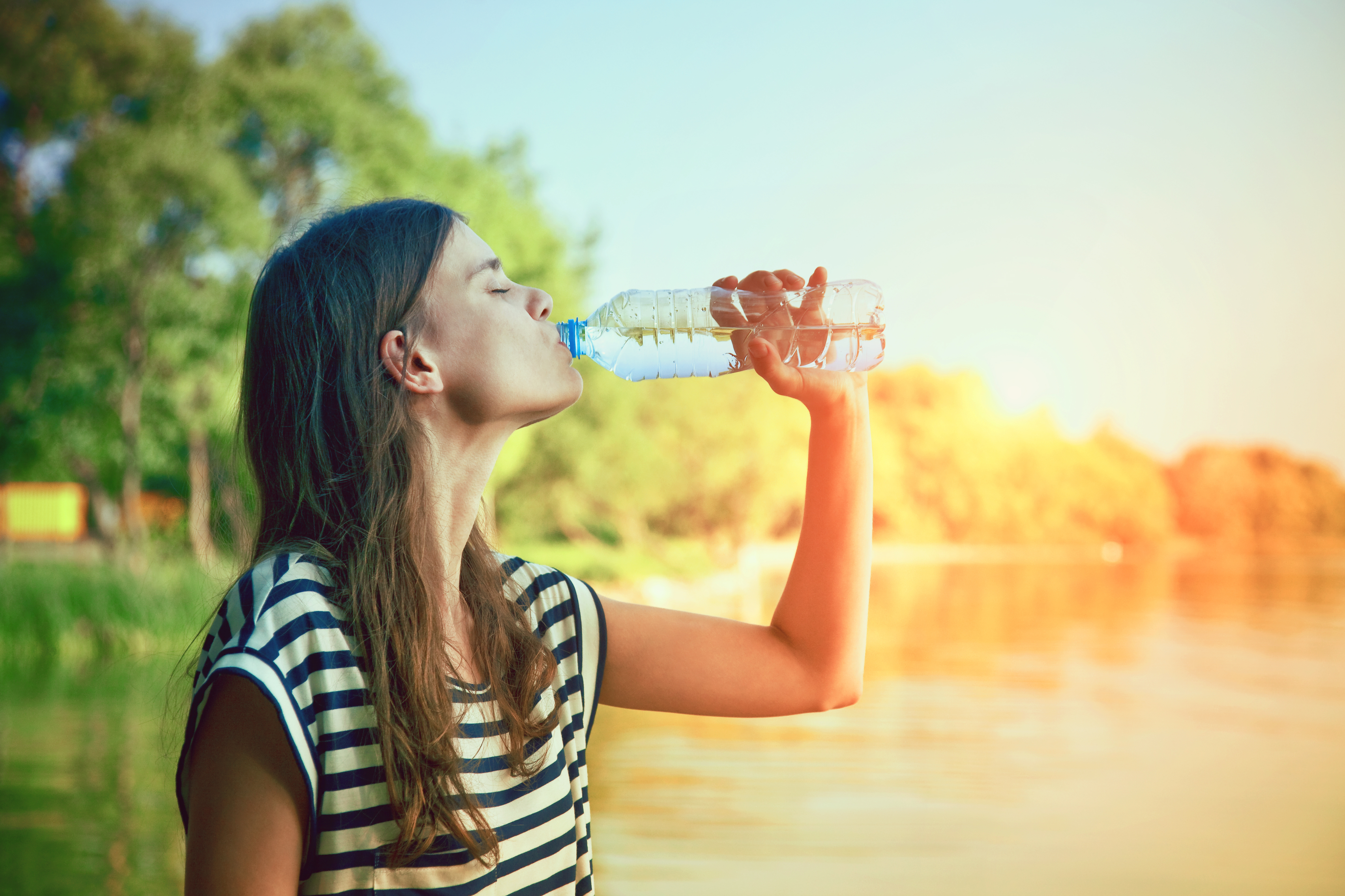 Красивые девушки пьют. Женщина пьющая чистую воду. Женщина пьет воду из стакана. Девушка пьет воду со спины. Пить воду утром.