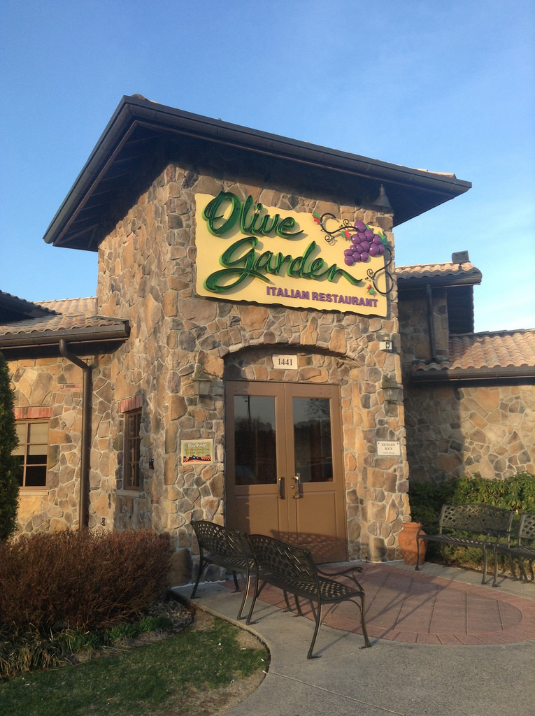 4 Olive Garden Entrees And Dessert For $30 - Simplemost