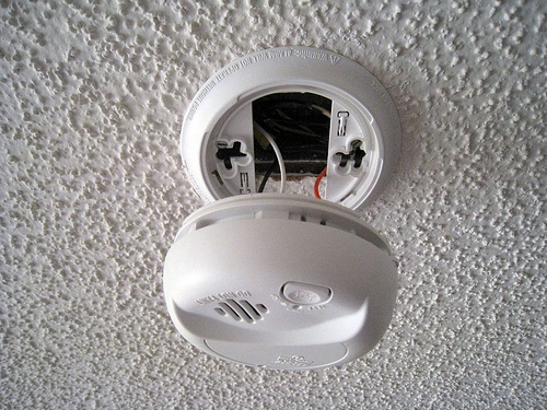How To Reset A Smoke Alarm That Won T Stop Beeping Simplemost