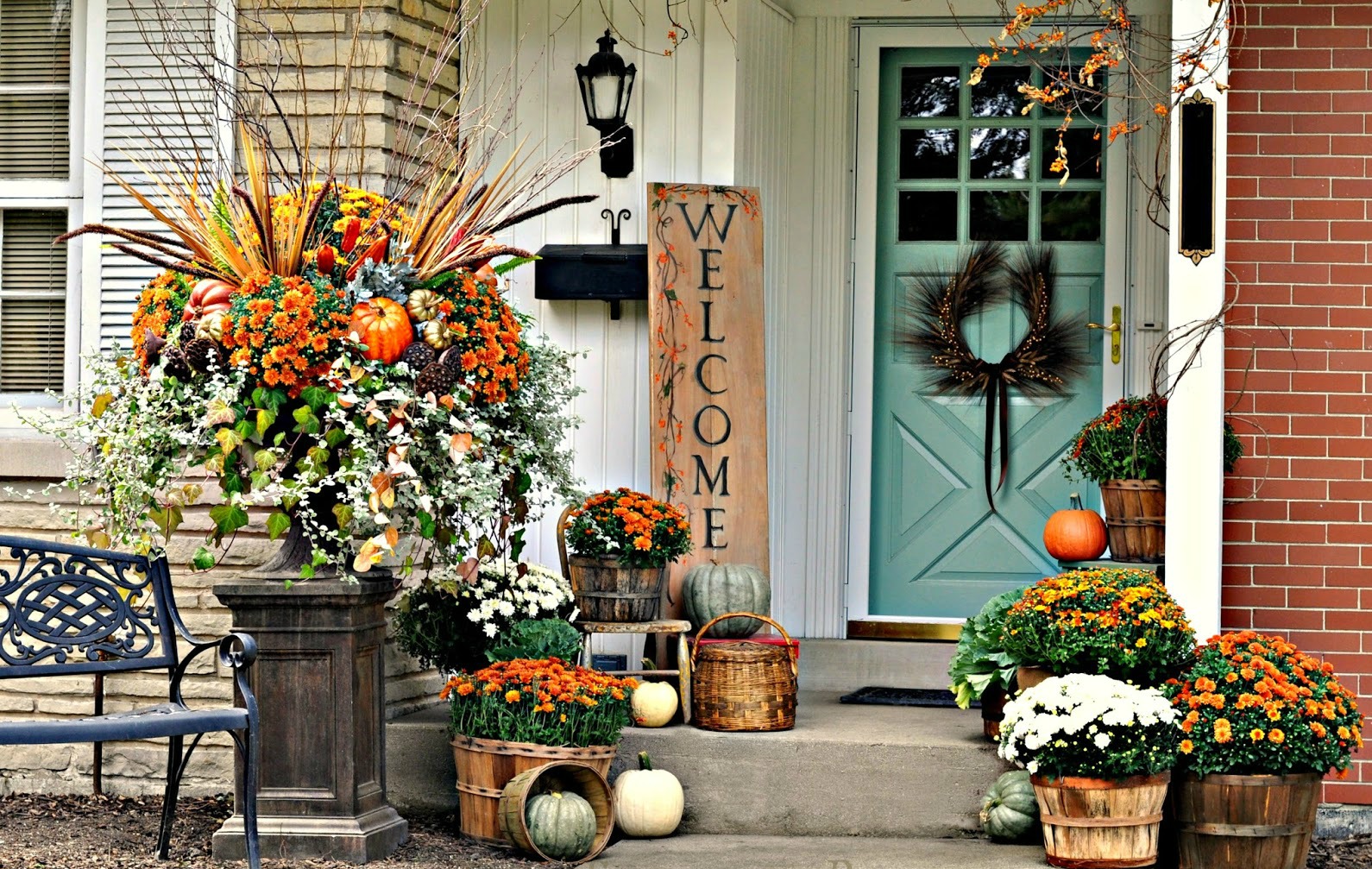 7 Gorgeous Ways To Decorate Your Porch For Fall