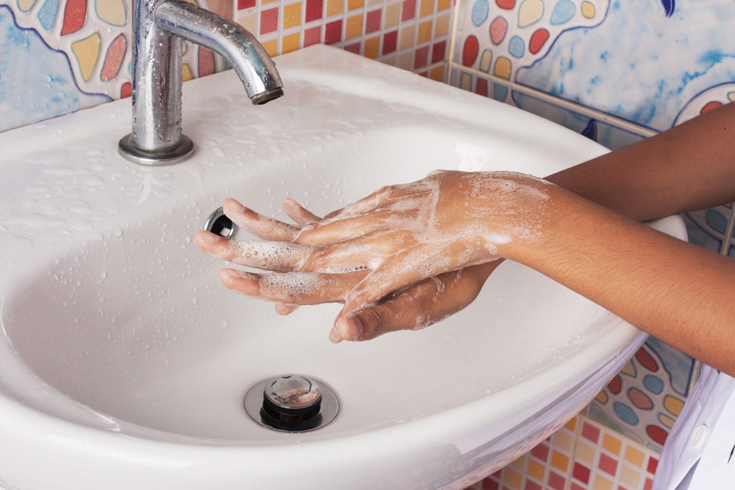 Можно помыть руки. Мытье рук. Мытье под краном. Раковина для рук. Мытье рук под краном.