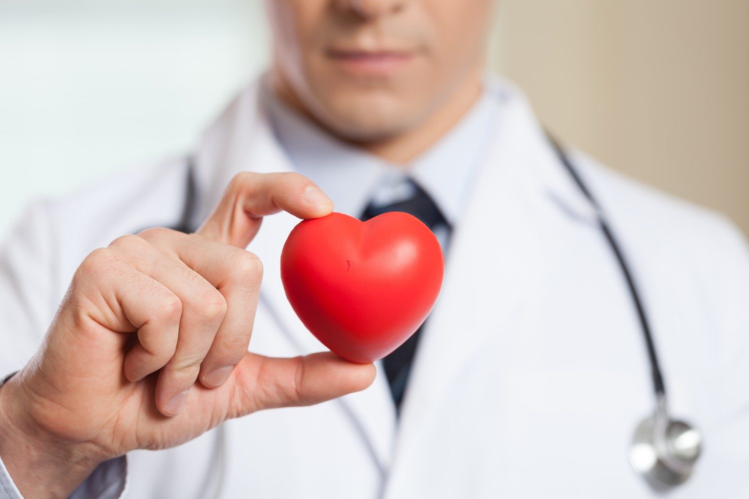 Врач который проверяет сердце. Воспалительные заболевания сердца. Больное сердечко. Обследование сердца.