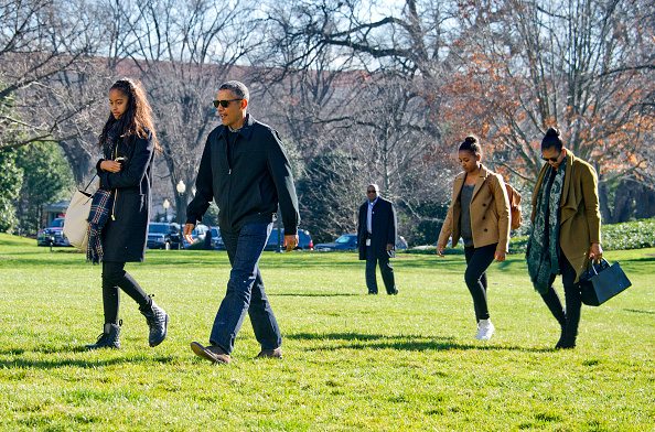 WASHINGTON, DC - JANUARY 3: (AFP OUT) U.S. President Barack Obama and his family (L-R) Malia, Sasha, and first lady Michelle Obama return to the South Lawn of the White HouseJanuary 3, 2016 in Washington, DC. The first family is returning from their two week Hawaiian vacation. (Photo by Ron Sachs-Pool/Getty Images)