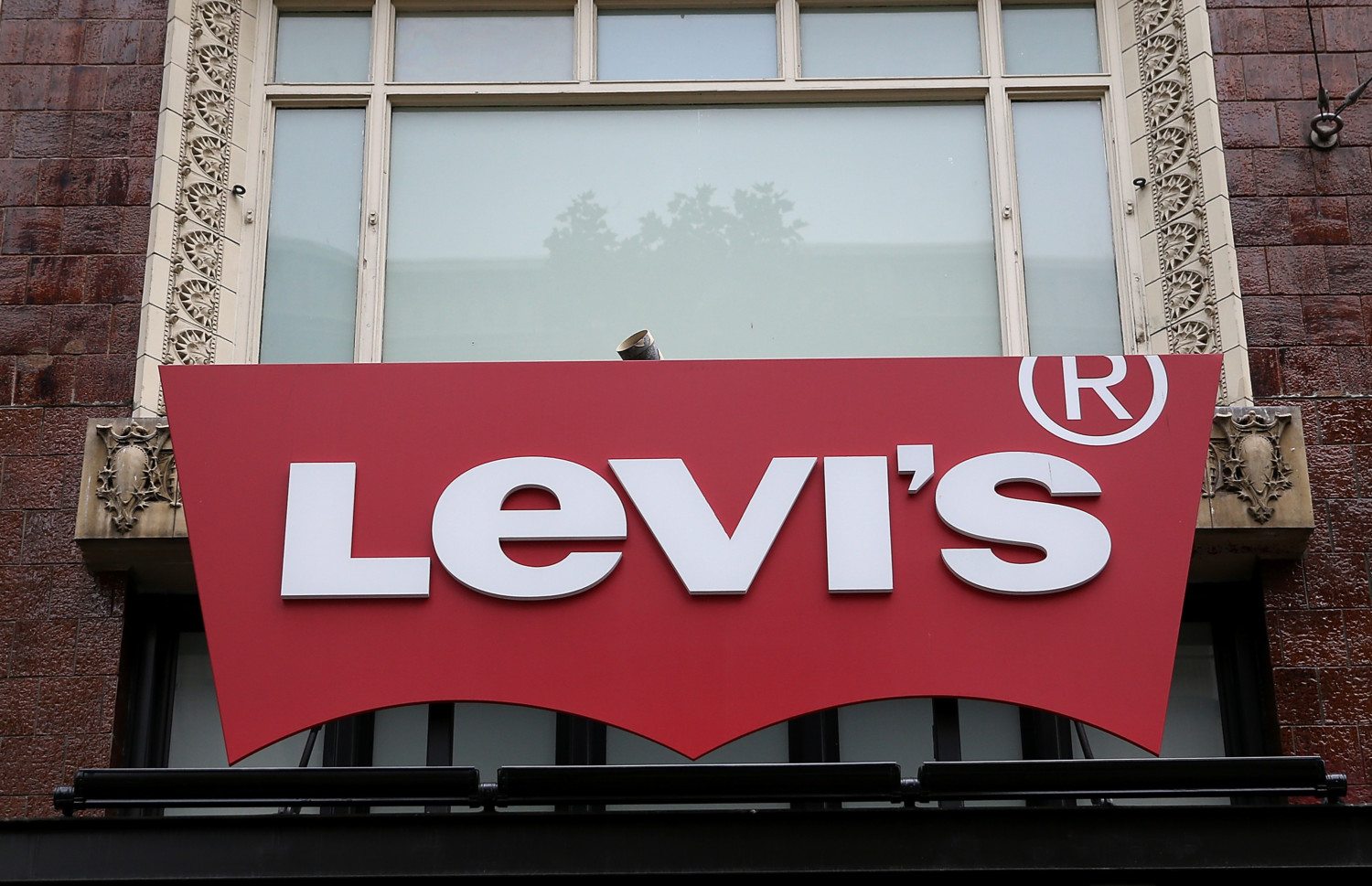 Levi's To Cut 800 Jobs