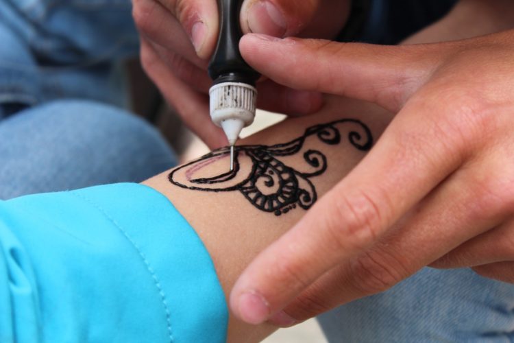 7-Year-Old Girl Suffers Chemical Burns From Black Henna Tattoo