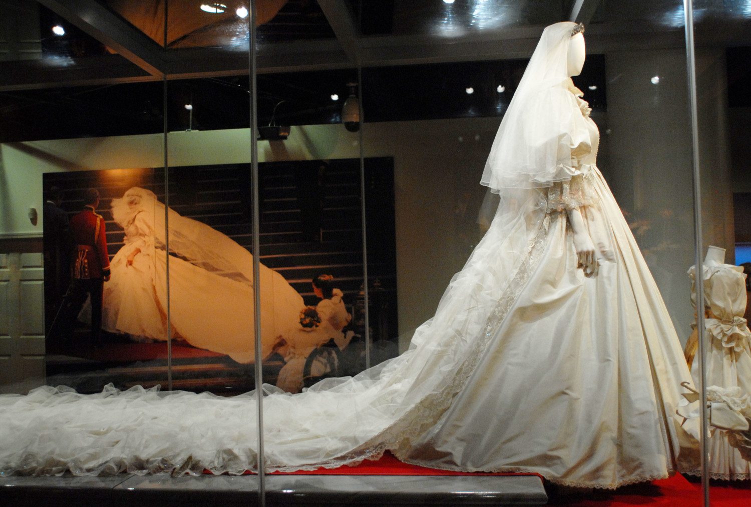 princess diana wedding gown photo