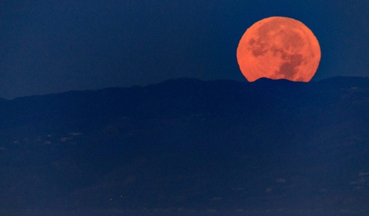 Massive 'Super Moon' Rises Over U.S.