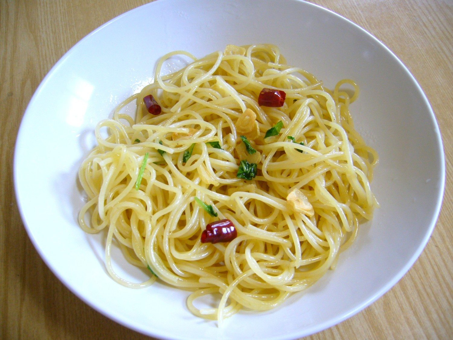 spaghetti aglio e olio photo