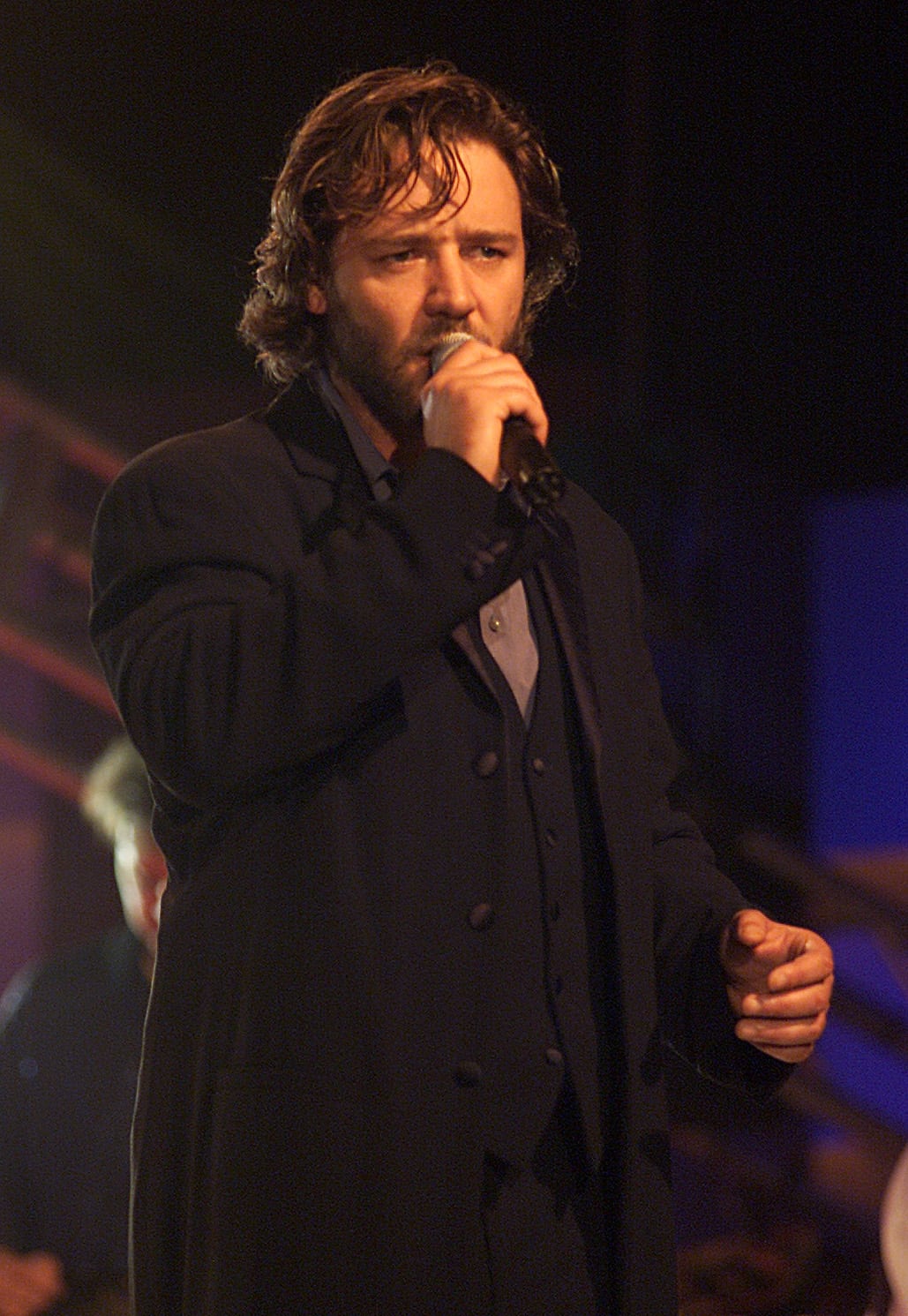 russel crowe performs photo