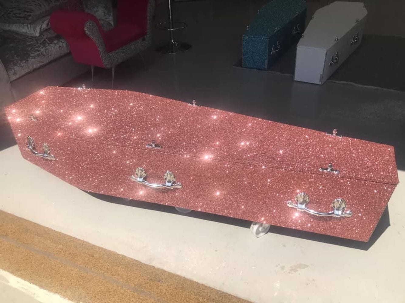 Glitter Coffins Yes They Exist And Where To Buy One Simplemost Choose from ...