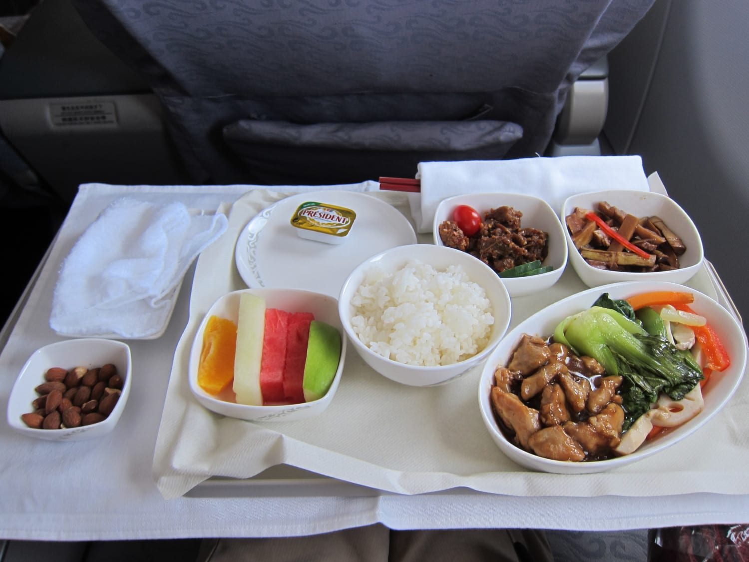Обед в самолете. Питание в самолете. Кухня в самолете. Самолетная еда. Еда в самолете Люкс.