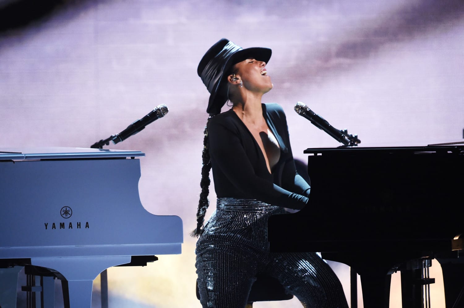 Alicia Keys Plays Two Pianos At Once - Simplemost