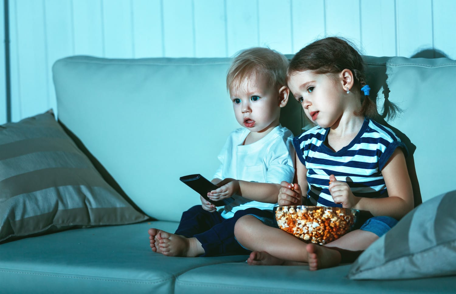 Brother watching sister. Дети смотрят телевизор. Брат с сестрой смотрят телевизор. Брат и сестра студийные фото.