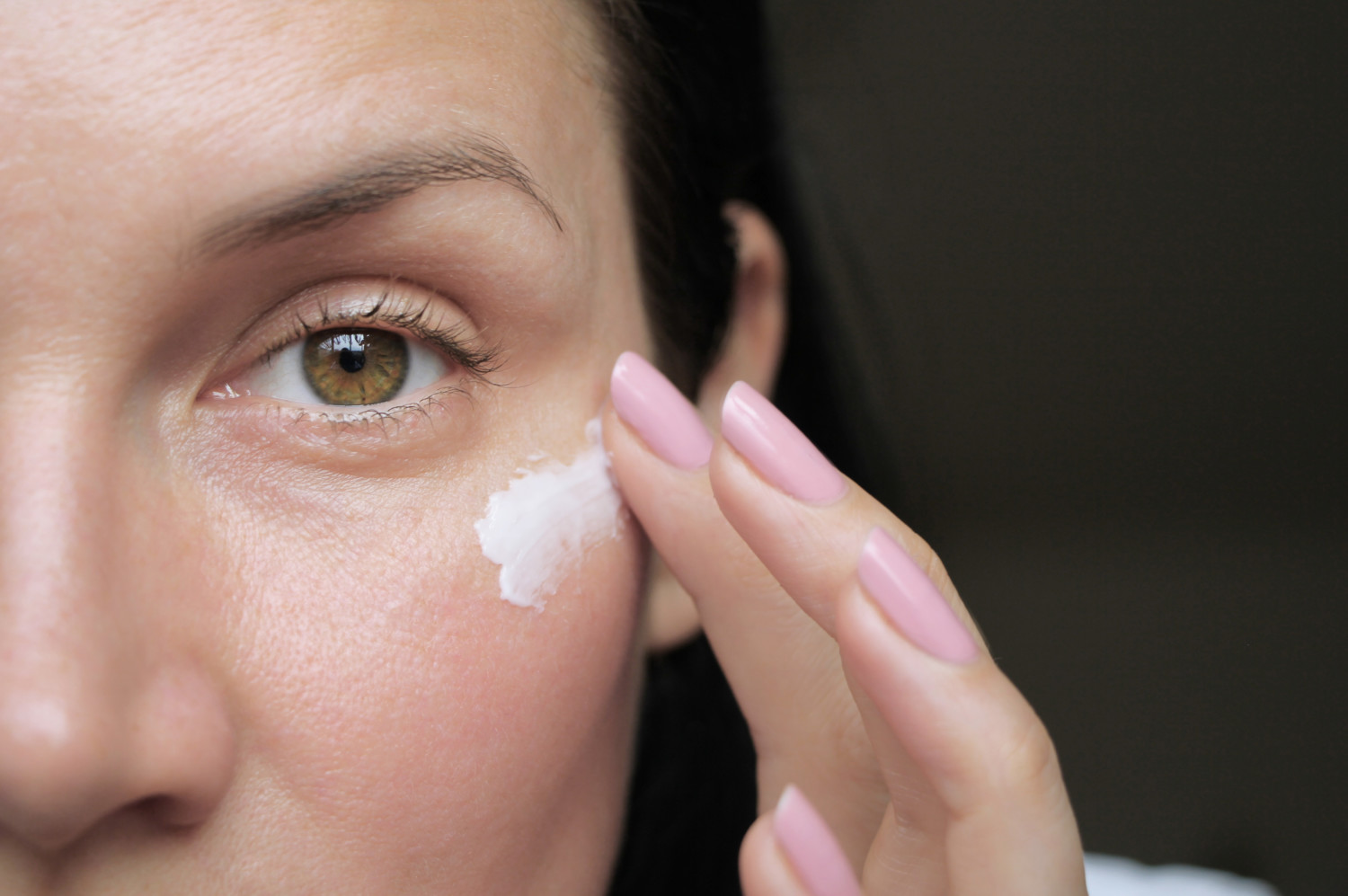 woman applies eye wrinkle cream
