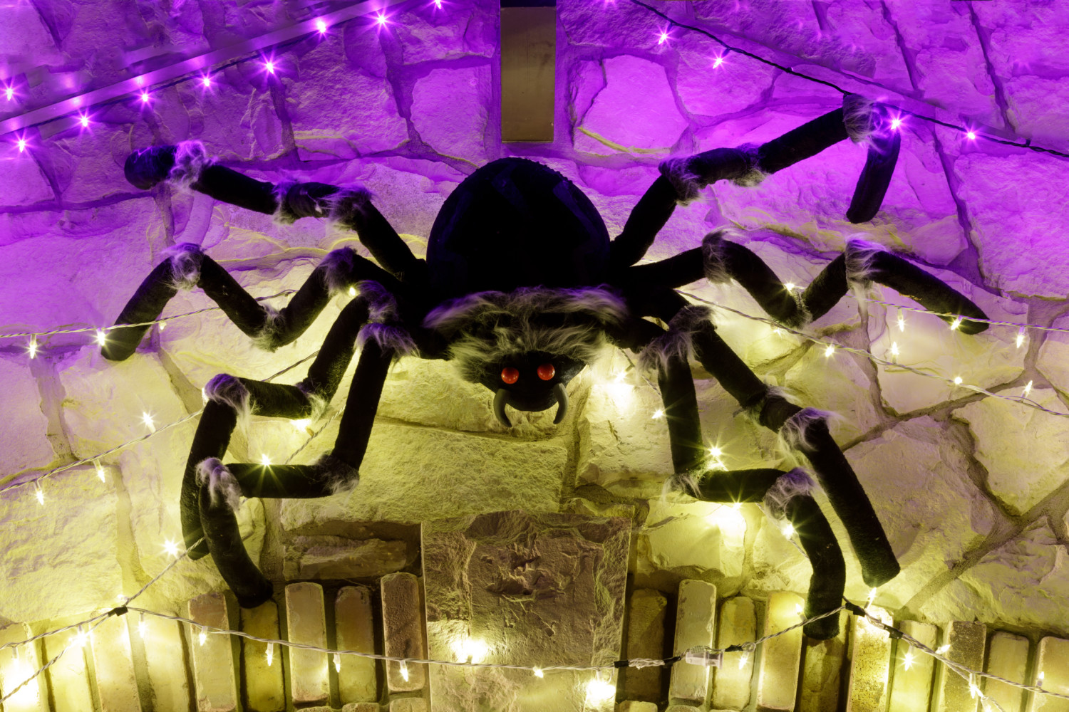 How to make giant DIY spiders for your house this Halloween