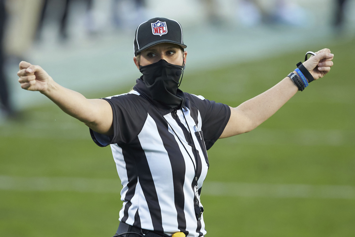 Meet Sarah Thomas The First Female NFL Referee To Work The Super Bowl