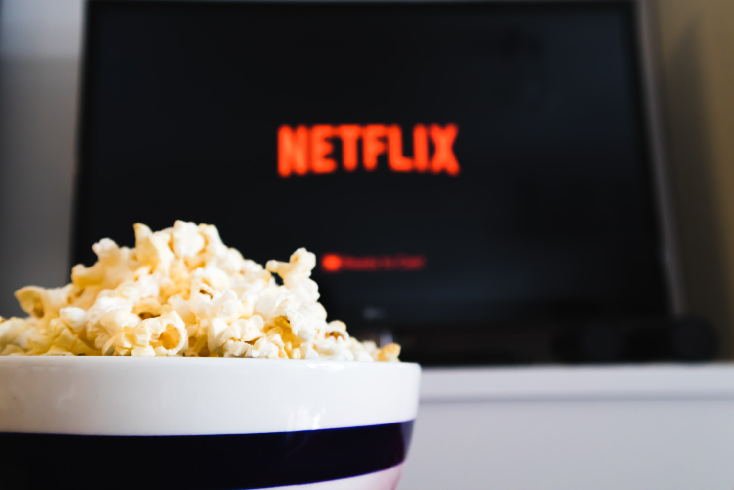 Netflix logo on Smart TV and Popcorn bowl