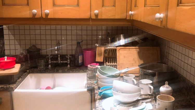 Dirty dishes in kitchen of Miss Potkin on Twitter