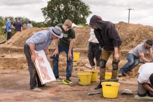 Archaeologists uncover Roman mosaic in England