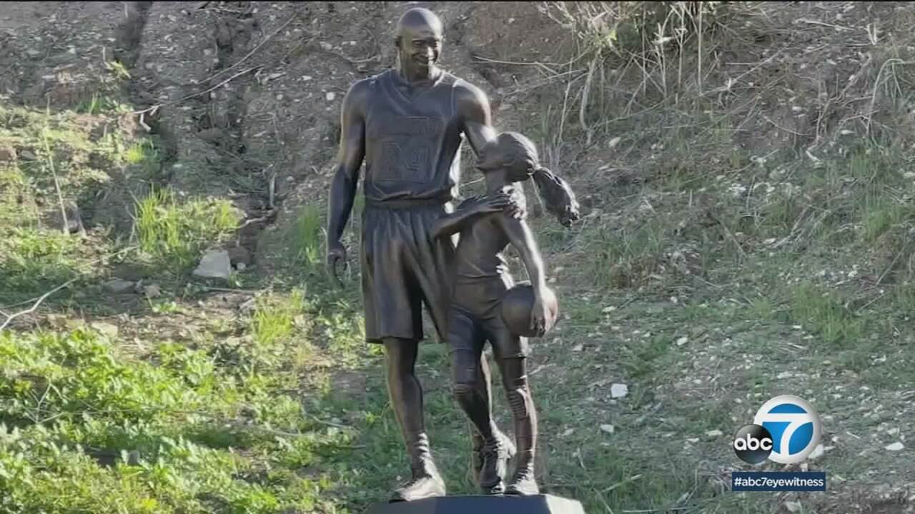 Statue of Kobe Bryant, Gianna