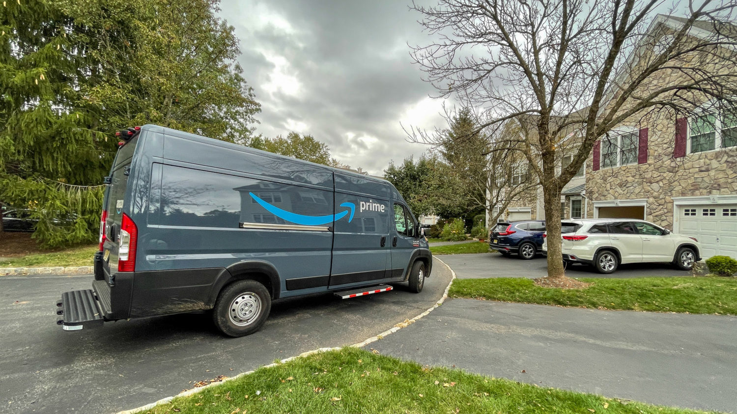 Amazon van drives in neighborhood