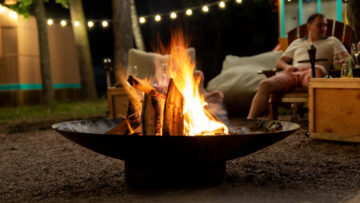 Outdoor fire pit