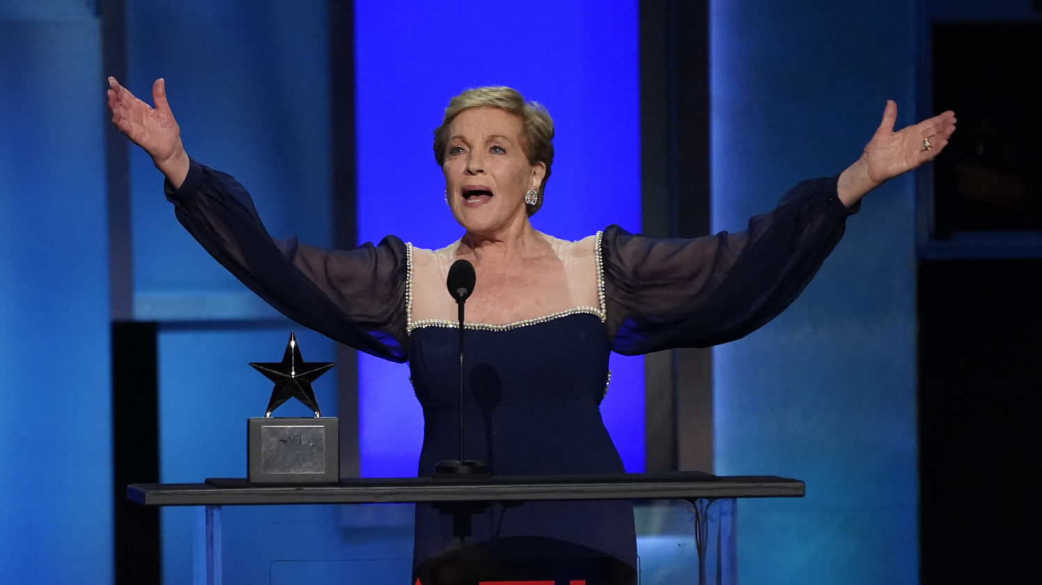 Julie Andrews accepts AFI Life Achievement Award