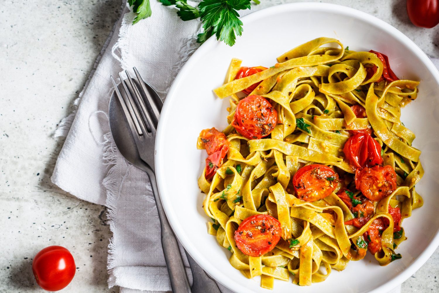 Spinach pasta with tomatoes