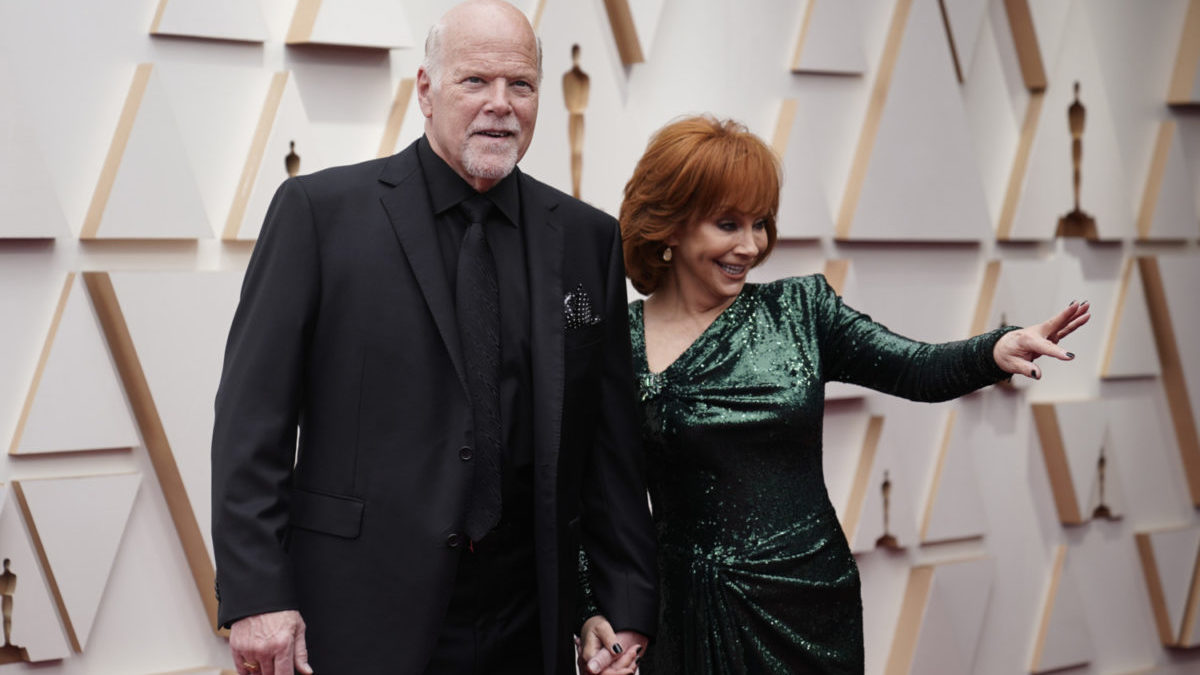 Rex Linn and Reba McEntire arrive at the 2022 Oscars.