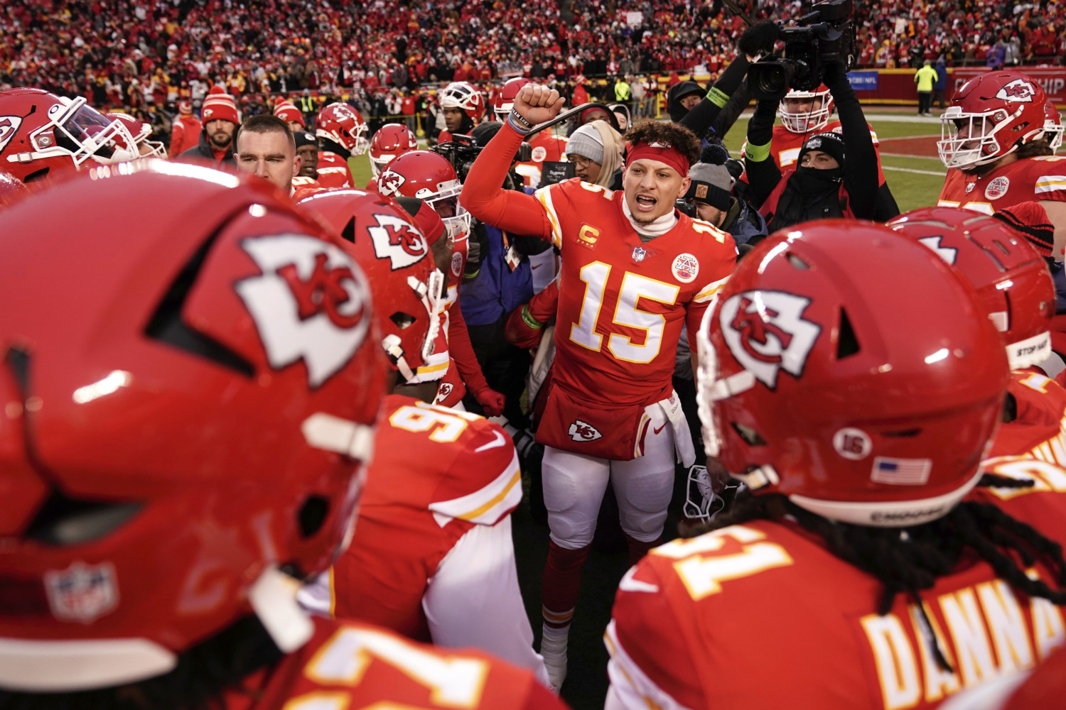 Patrick Mahomes huddles with Chiefs players