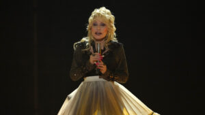 Dolly Parton performs "World on Fire"