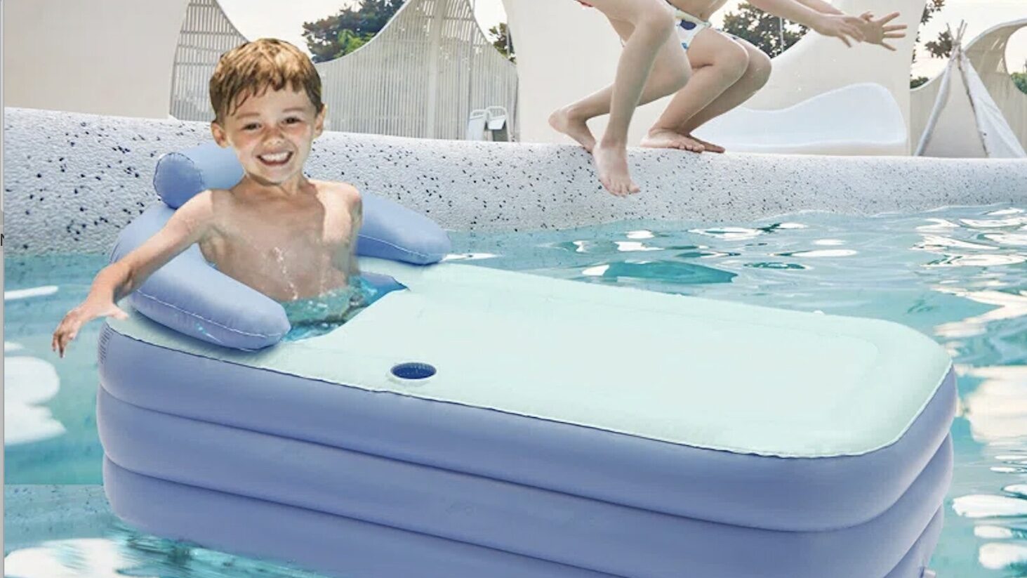 Inflatable one-person hot tub