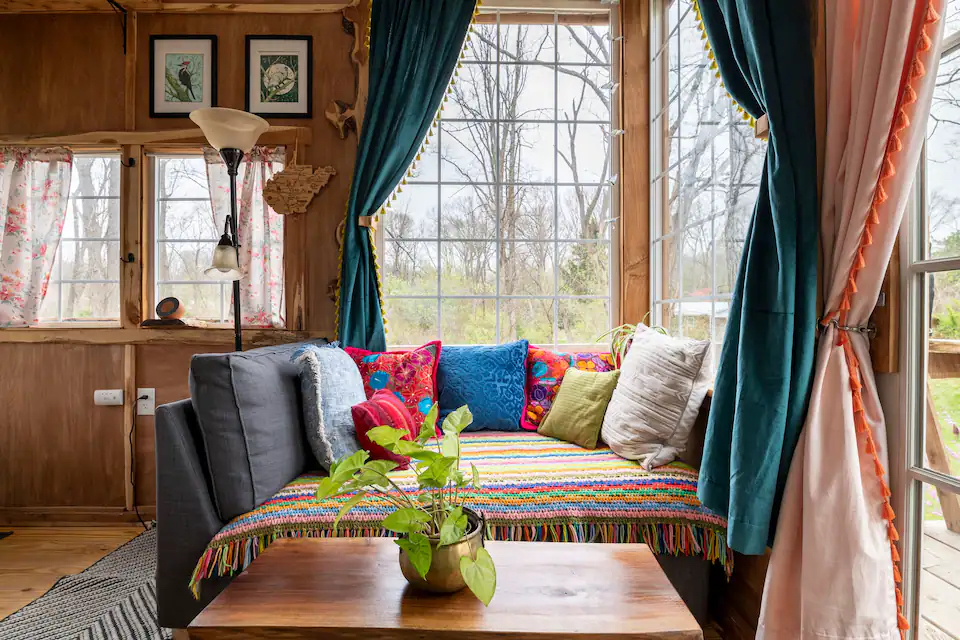 Cozy West Virginia Treehouse seating