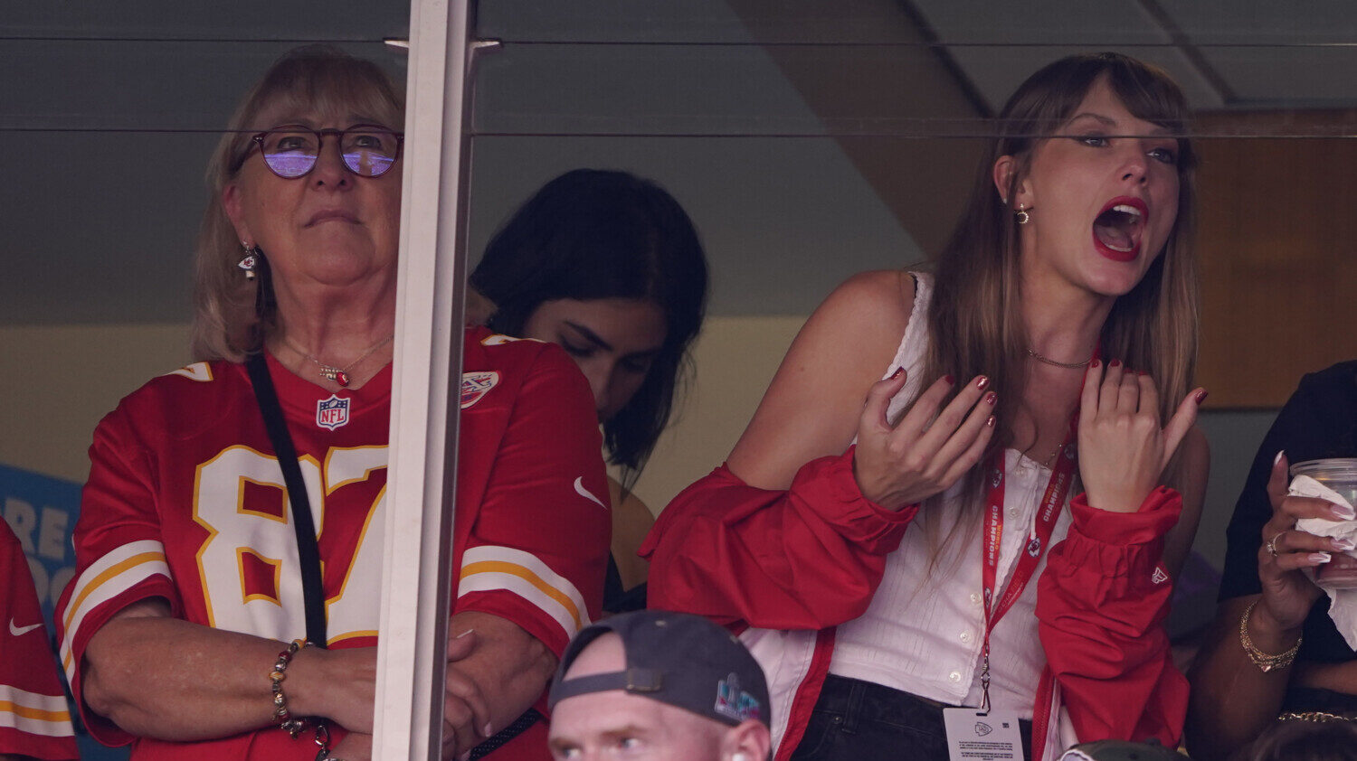 Donna Kelce and Taylor Swift cheer for Chiefs