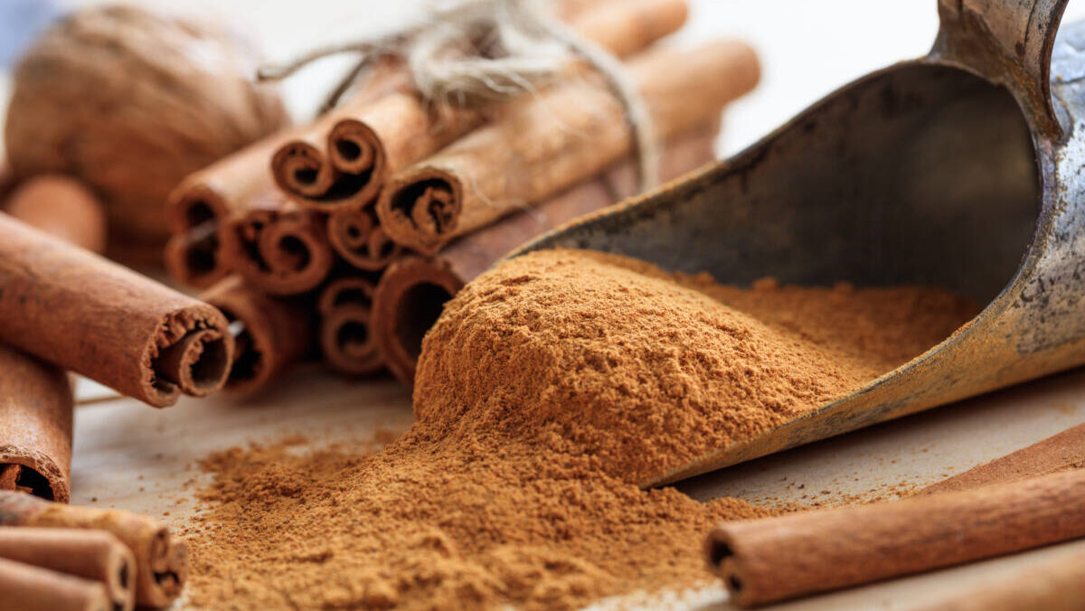 Cinnamon sticks and powder