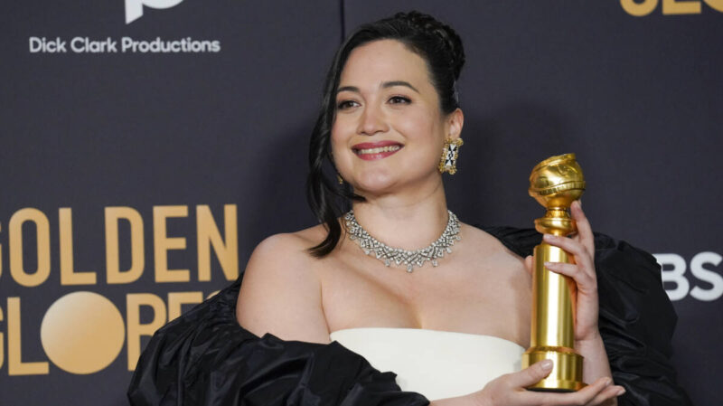 Lily Gladstone poses in with her Golden Globe statue