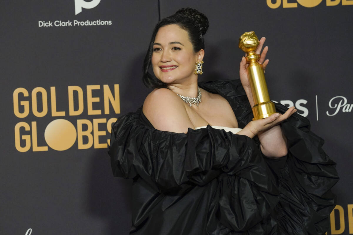 Lily Gladstone poses with her Golden Globe statue