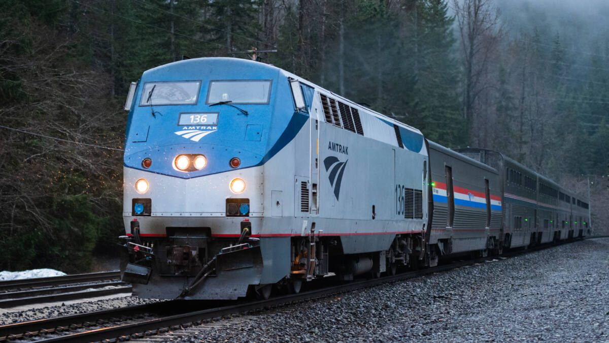 Amtraks Empire Builder approaches the Cascade Tunnel as night falls on the Seattle to Chicago sleeper train. 