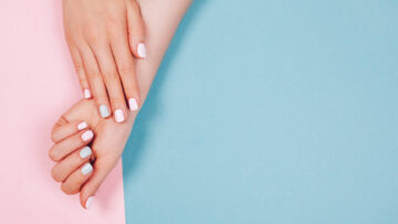 A woman has a pink and blue press on nail manicure.