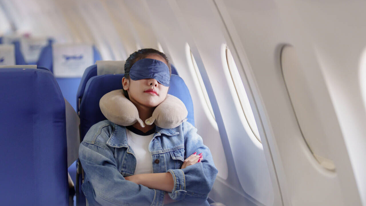 Head hammock' neck pillow helps you sleep on a plane