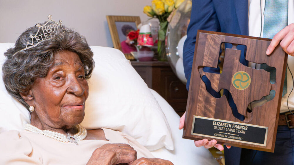 Elizabeth Francis with her oldest living Texan plaque