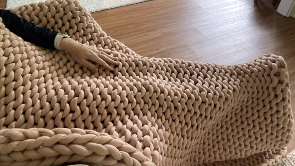 Bearaby weighted blanket in pink