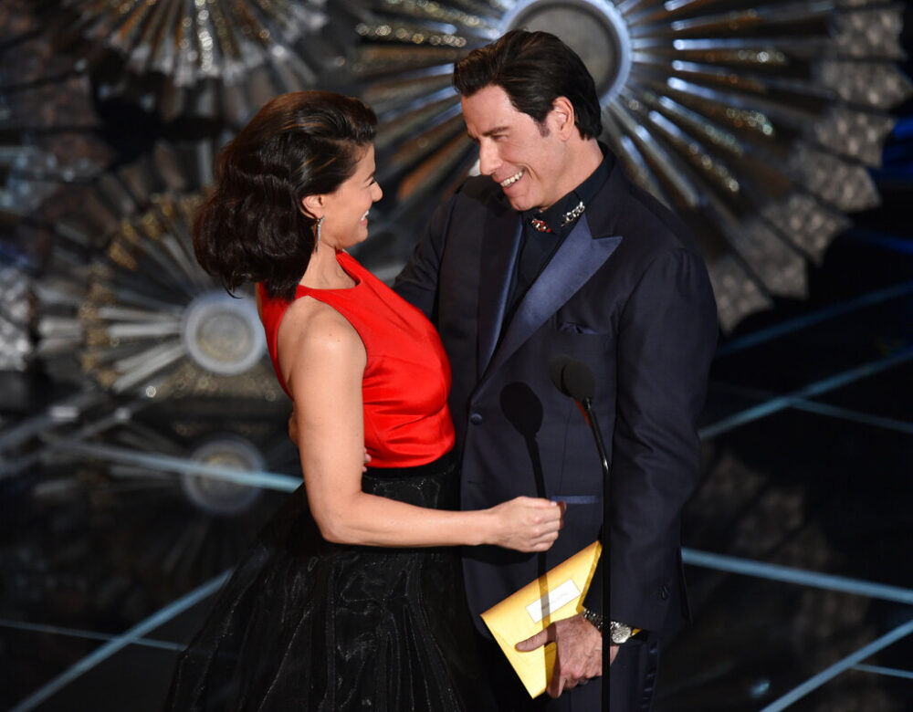 Idina Menzel and John Travolta presenting an award at the 2015 Oscars